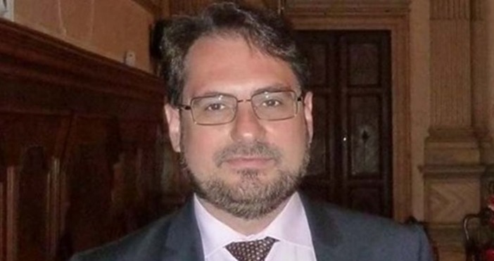 Даниел Смилов е специалист по сравнително конституционно право програмен директор
