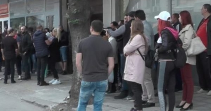 Снимка Бул нюзДесетки жители се събраха в подкрепа на нападнатото