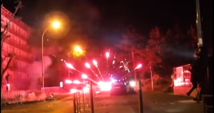 Източник РТВтората нощ на протести избухна вчера в предградието Аргентеуил