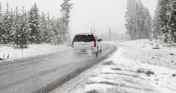 Снимка pixabayДесетки автомобили са заседнали в снега посред лято в