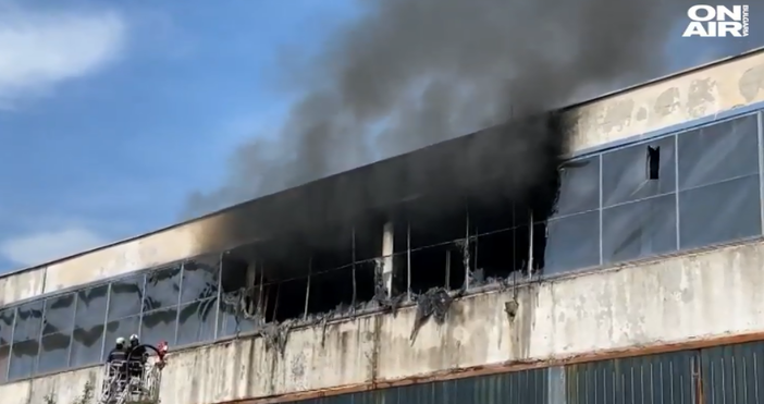 Източник, кадър и видео: bgonair.bgПожар избухна в склад за дрехи втора