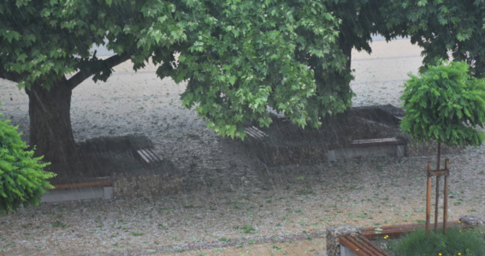Кадър община ЛовечСилна десетминутна гръмотевична буря придружена с едра градушка удари центъра