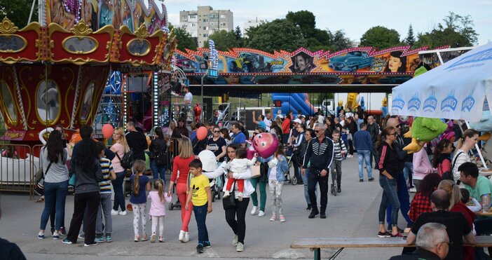 Фестивалът продължава своята обиколка из Варна радвайки стотици хора от