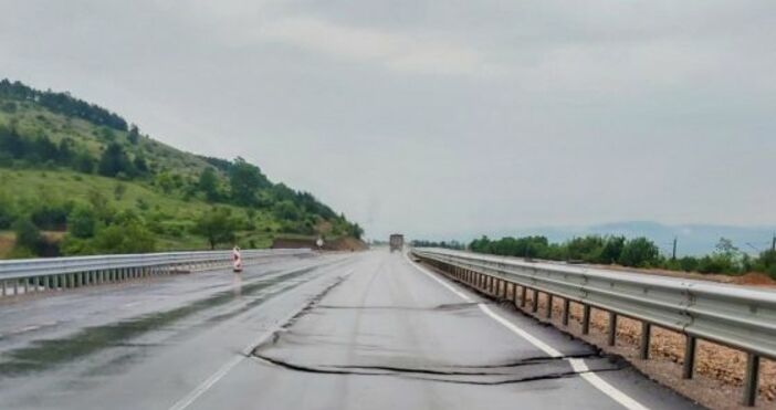 Снимка balkanec bgПропадане на настилката на новопостроения участък от автомагистрала Европа се