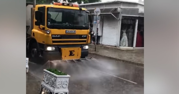 Идеално време да измиеш улиците във Варна Точно когато вали проливен