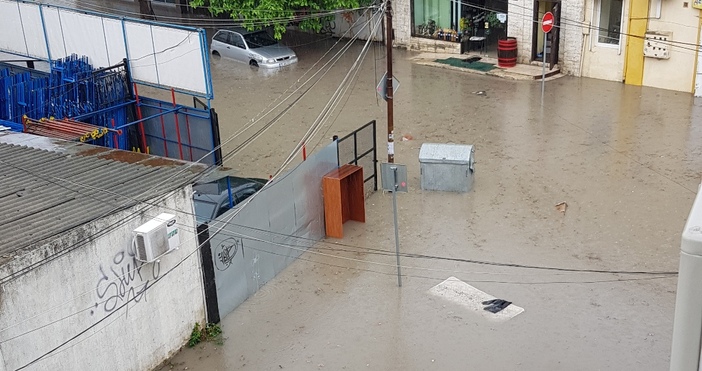 Ул. Цариброд във Варна под вода след поредния дъжд. Това показват кадри,