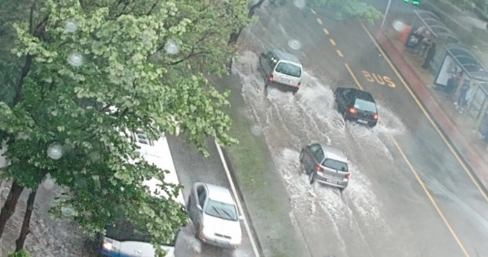 Снимки ЧитателНад Варна отново се изсипва силен пороен дъжд Читателка на Петел