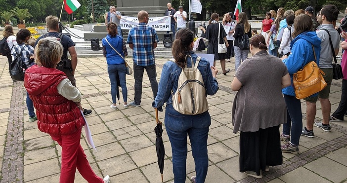 Около стотина протестиращи се събраха пред Община Варна за обявения