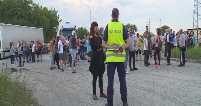 Кадър: БНТЖители на град Мартен и село Сандрово, русенско, блокираха