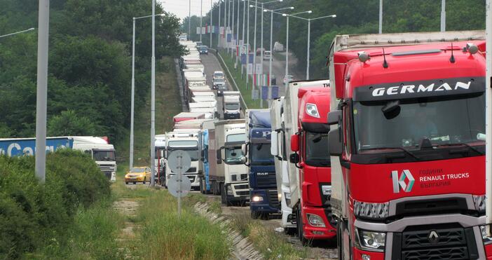 Източник и снимки БулфотоЗадръствания от камиони които чакат да преминат граничния