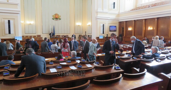 Снимка ФлагманПленарното заседание на Народното събрание в сряда продължи едва