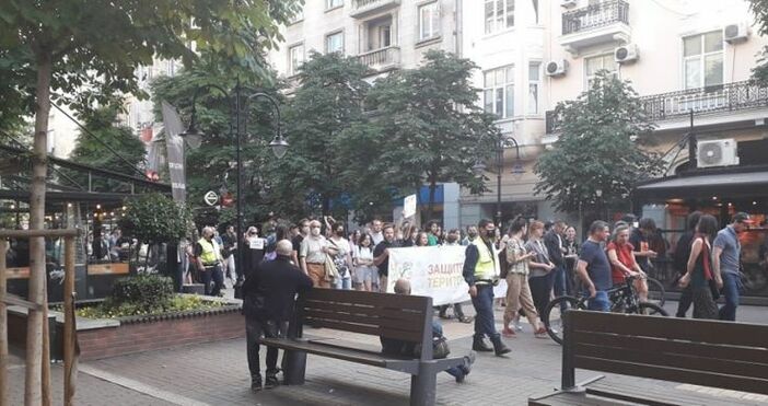 Снимки offnews bgХиляди демонстранти излязоха тази вечер на протест в центъра на