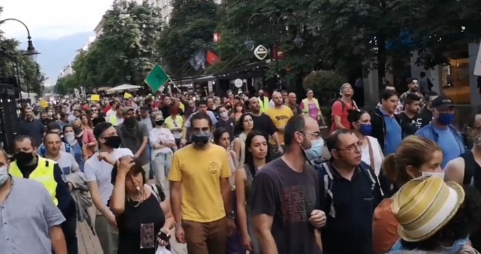 Видео Дневник Хиляди в момента са на протестно шествие в София