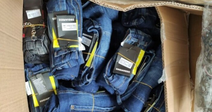 Снимка: Агенция МитнициМитничари задържаха близо 100 000 маркови летни облекла