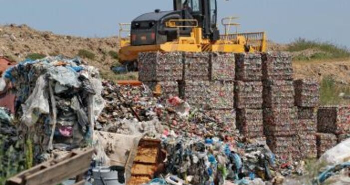 Снимка БулфотоСлед откритието на сметище в близост до Червен бряг