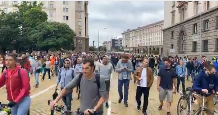 кадър и видео: bTVПротестното шествие в София от Съдебната палата до