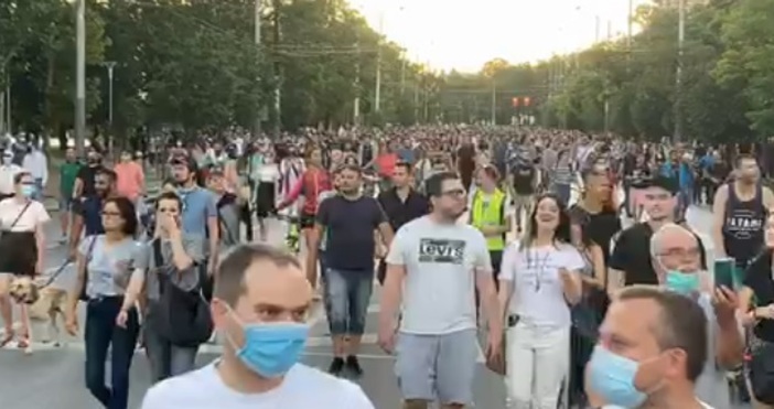 Кадър Дневник.бгДесетки хиляди блокираха в момента Орлов мост.Хиляди демонстранти се