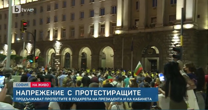 Огромен брой протестиращи срещу правителството отново се събраха пред Министерски
