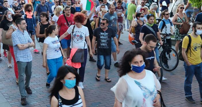 Снимки: БулфотоПротестиращи скандиращи Оставка се събраха пред Общината във Варна,