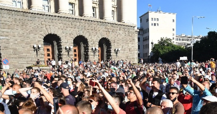 БулфотоСП свиква национален митинг пред Министерски съвет Червената шефка Корнелия