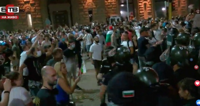 Кадър БСПТНапрежението ескалира в момента в София  Директни сблъсъци с полицията