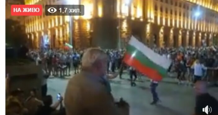 снимка и видео : ПетелДесетки хиляди са протестиращите с центъра