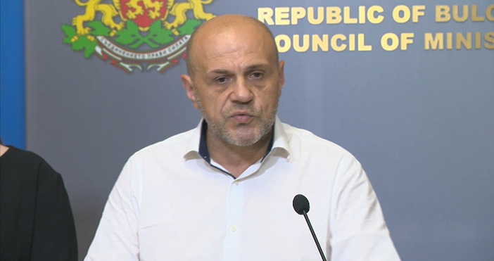 В момента в Министерския съвет изявление дават Томислав Дончев Красимир