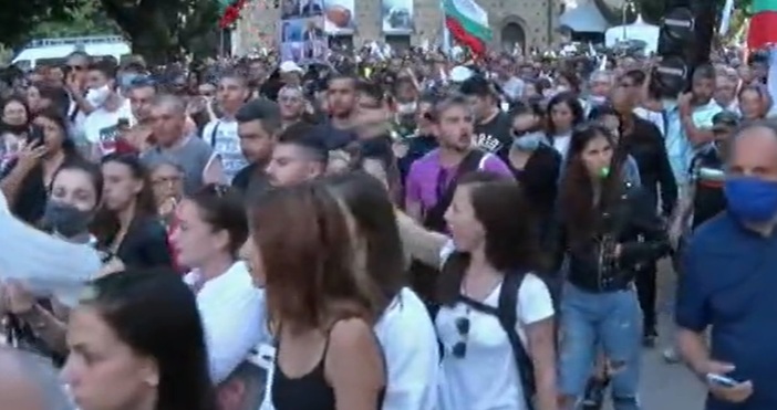 Множеството от протестиращи в центъра на София огласят с ощни