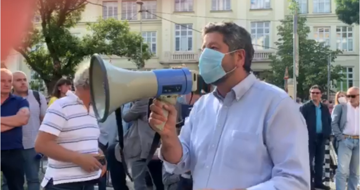 Кадър и видео фейсбукОт Демократична България излязоха на протест пред