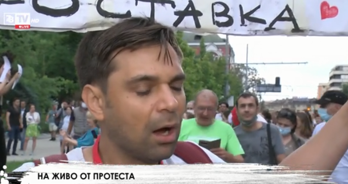 Редактор: Недко Петровe-mail: nedko_petrov_petel.bg@abv.bgКадър: Телевизия 7/8Мъж от протеста в София, който продължава