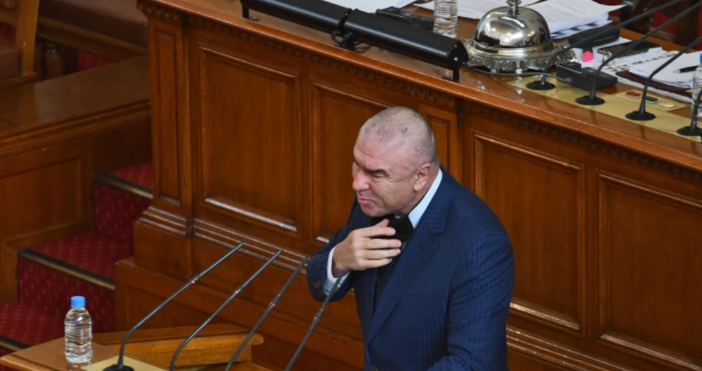 Снимка БулфотоВеселин Марешки прочете остра декларация от парламентарната трибуна срещу