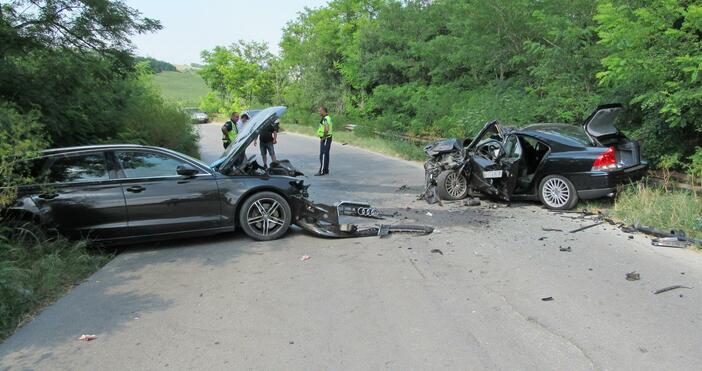 Източник и снимки: БулфотоДва леки автомобила са катастрофирали челно в
