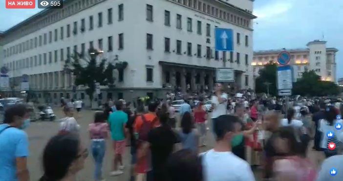 Протестът в София обикаля централните улици. Хората викат Мафия.Гледайте на