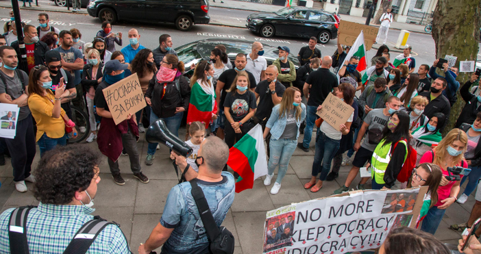 Снимки БулфотоБългари живеещи в чужбина организираха протести с искане за