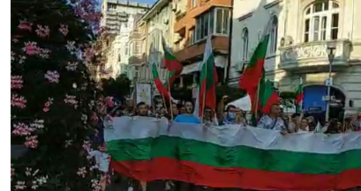 Кадър и видео Петел Поредният протест срещу правителството във Варна започна Хиляди тръгнаха от