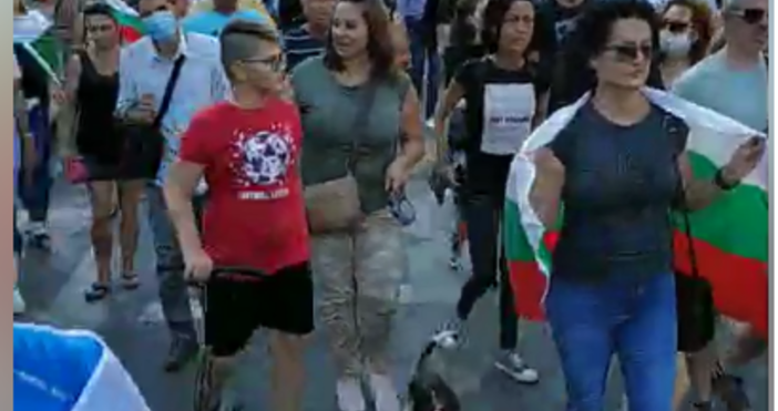 Кадър и видео Вихрогон Поредният протест срещу правителството започна във Варна След