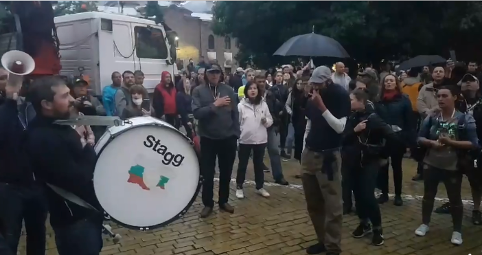 Източник кадър и видео  Любословие БГ Млади протестиращи пеят химна на България в момента
