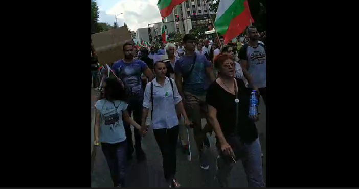 Кадър и видео: ВихрогонПоредният протест срещу правителството започна във Варна.Хората
