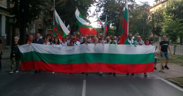 Снимка и видео: ВихрогонВ началото на протеста във Варна имаше