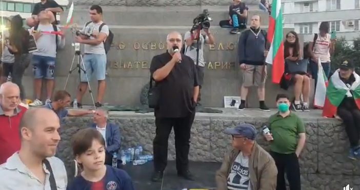 Кадър и видео: ПетелПротестът в София срещу правителството продължава да