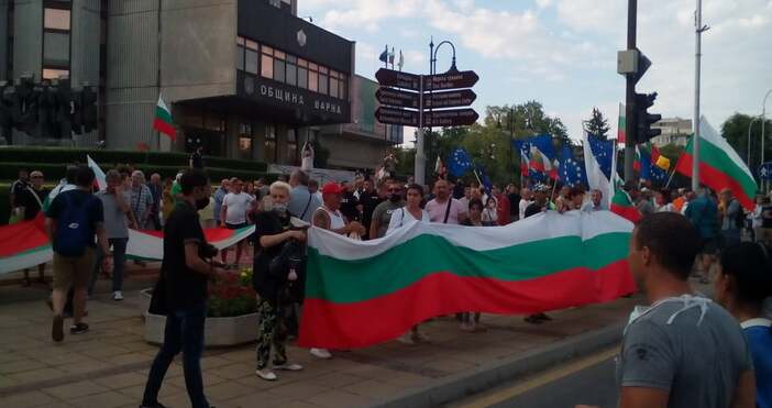 Шествието на недоволството във Варна започна с начална точка сградата