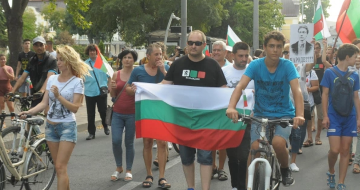 Снимка: БулфотоАнтиправителственият протест в Бургас блокира ключов булевард в града