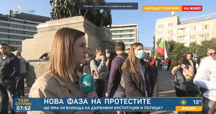 Редактор: Александър Дечевe-mail: alexander_dechev_petel.bg@abv.bgВсе повече хора се събират пред сградата на Народното