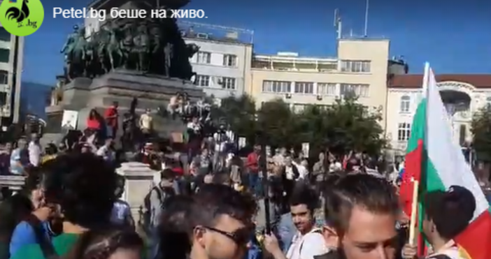 В момента има блокада от протестиращи пред Народното събрание.рекламаПетел предава