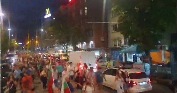 кадър Петел И в този момент продължава протестът в София Демонстрантите сега