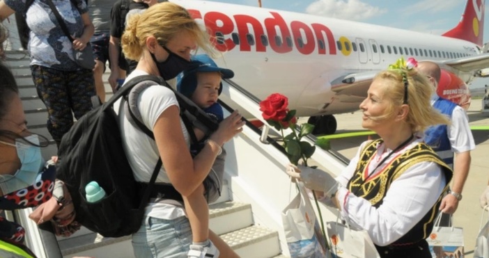 Сто и осемдесет туристи пристигнаха на Летище Бургас с първия чартърен