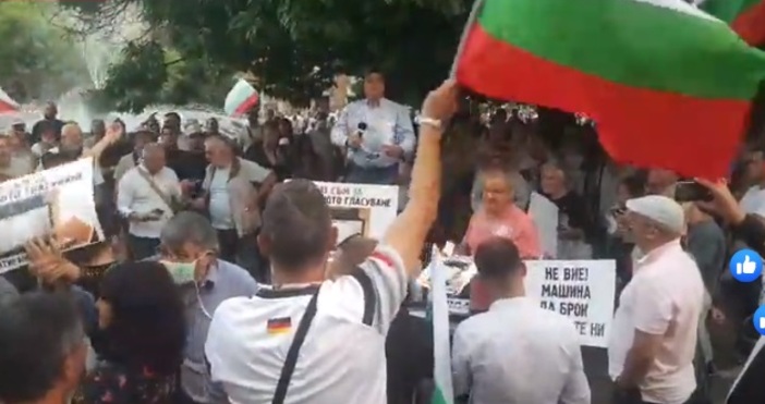 Хората на протеста в София стават все повече видя Петел