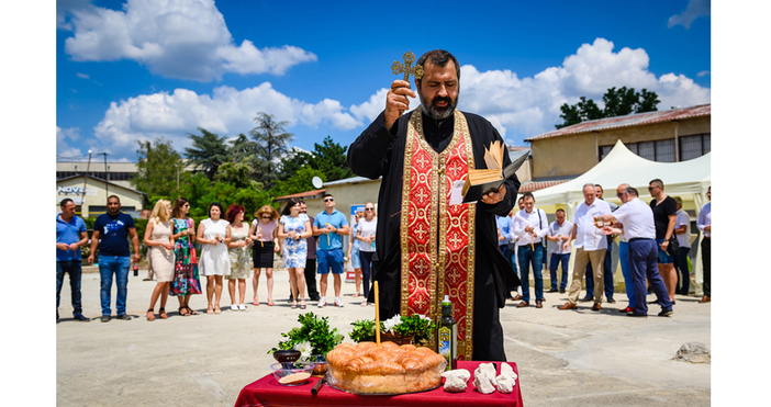 С празничен водосвет и литургия се проведе официална церемония Първа
