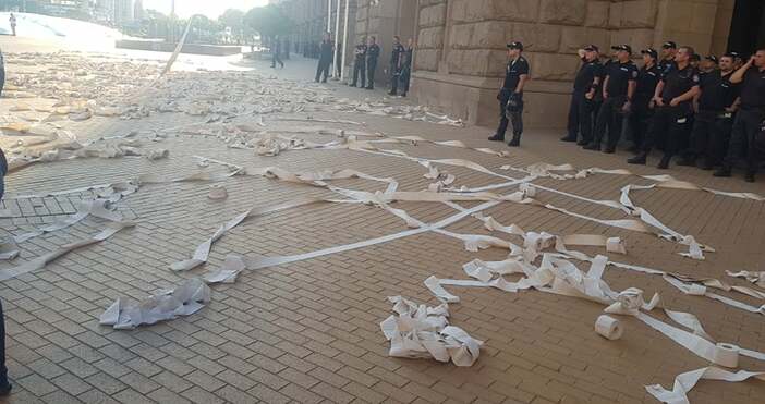Снимки ПетелСтотици рула тоалетна хартия са разпилени пред Министерски съвет,