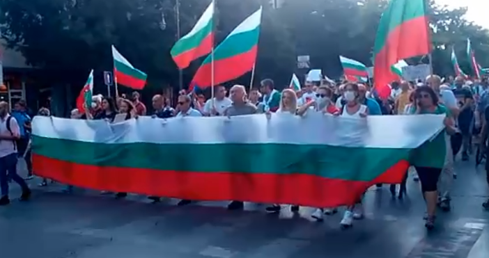 Кадър и видео Вихрогон Поредният протест срещу правителството започна във Варна Протестиращите се